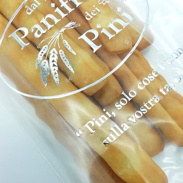 Dettaglio di sacchetto trasparente con logo personalizzato pieno di grissini